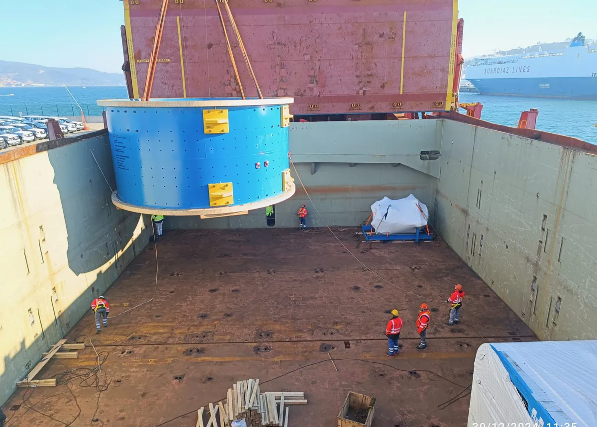 Project cargo being lowered into a vessel hold under controlled lifting operations